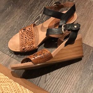 Pikolinos leather wedges